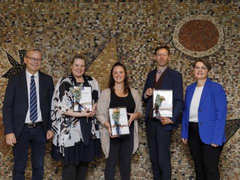 Styrkhafar úr Styrktar- og rannsóknarsjóður Þuríðar J. Kristjánsdóttur. Frá vinstri: Jón Atli Benediktsson rektor, Ásgerður Harris Jóhannesdóttir doktorsnemi, Brittany Marie Repella, doktorsnemi, Guðmundur Ingi Halldórsson, sonur Ingileifar Ástvaldsdóttur doktorsnema og styrkhafa, og Kolbrún Þ. Pálsdóttir, forseti Menntavísindasviðs.