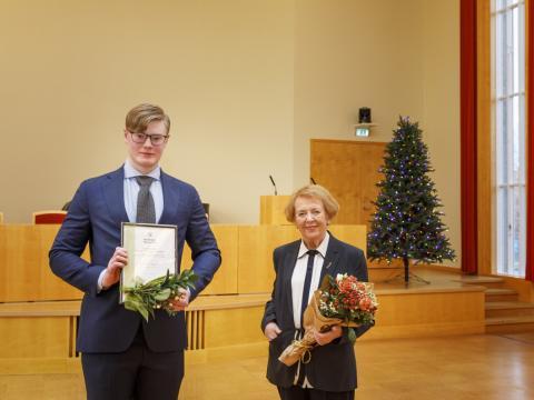 Óttar Snær Yngvason, BS-nemi á þriðja ári í rafmagns- og tölvuverkfræði og styrkhafi úr Minningarsjóði Þorvalds Finnbogasonar, ásamt Vigdísi Finnbogadóttur, fyrrverandi forseta Íslands og systur Þorvalds. 