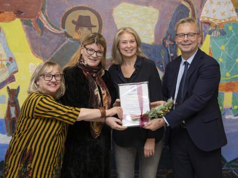 Ása Helga Ragnarsdóttir, aðjunkt í kennslufræði leiklistar, Rannveig Björk Þorkelsdóttir, lektor í leiklist, og Jóna Guðrún Jónsdóttir, meistaranemi í listkennslufræðum við Menntavísindasvið ásamt Jóni Atla Benediktssyni, rektor HÍ. 