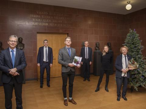Við afhendingu styrksins úr Minningarsjóði Þorvalds Finnbogasonar stúdents í dag. Frá vinstri: Jón Atli Benediktsson, rektor Háskóla Íslands, Magnús Örn Úlfarsson, forseti Rafmagns- og tölvuverkfræðideildar, Ingvar Þóroddsson, BS-nemi í rafmagns- og tölvuverkfræði, Sigurður Magnús Garðarsson, forseti Verkfræði- og náttúruvísindasviðs Háskóla Íslands, Ástríður Magnúsdóttir, listamaður og dóttir Vigdísar Finnbogadóttur, og Vigdís Finnbogadóttir. 