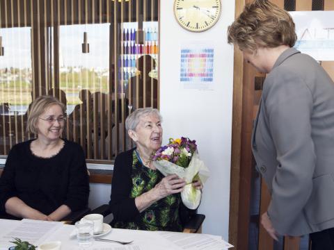Margaret Scheving Thorsteinsson, annar stofnandi sjóðsins, tekur við blómum frá Kristínu Ingólfsdóttur, rektor Háskóla Íslands. Við hlið hennar situr dóttir hennar Guðrún Scheving Thorsteinsson.