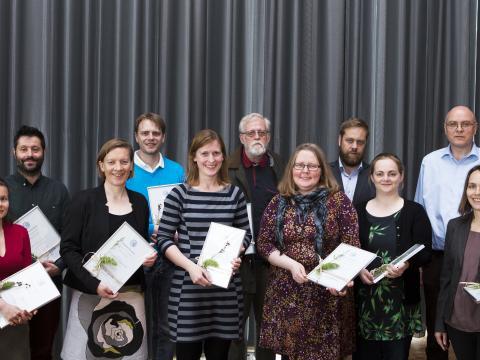 Styrkhafar og fulltrúar þeirra við úthlutun styrkjanna á Háskólatorgi.