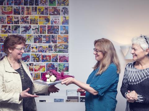 Sigríður Sía Jónsdóttir tekur við styrknum af Ingu Þórðardóttur, forseta Heilbrigðisvísindasviðs.