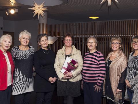 Frá afhendingu styrks í Norræna húsinu. Frá vinstri: Ingibjörg R. Magnúsdóttir hjúkrunarfræðingur, Ólöf Ásta Ólafsdóttir lektor, Þóra Steingrímsdóttir fæðingalæknir, Sigríður Sía Jónsdóttir ljósmóðir og syrkhafi, Marga Ingeborg Thome ljósmóðir, Guðfinna S. Ragnarsdóttir og Herdís Sveinsdóttir prófessor.  