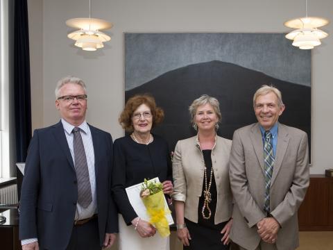 Úthlutun fór fram á skrifstofu rektors. Á myndinni eru stjórnarmenn sjóðsins þau Hafliði Gíslason prófessor, Kristín Ingólfsdóttir, rektor Háskóla Íslands og Kjartan Langvad, ásamt Guðrúnu Helgu Agnarsdóttur en hún er móðir Önnu Helgu og tók við styrknum fyrir hennar hönd.