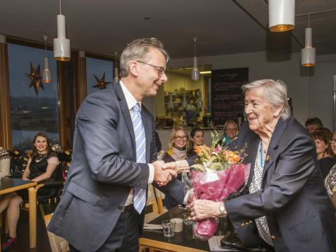 Verðlaunasjóður Bergþóru og Þorsteins Scheving Throsteinssonar var stofnaður af Bent og Margaret Scheving Thorsteinsson. Hér afhendir Jón Atli Benediktsson, rektor Háskóla Íslands, Margaret blómvönd í tilefni dagsins.