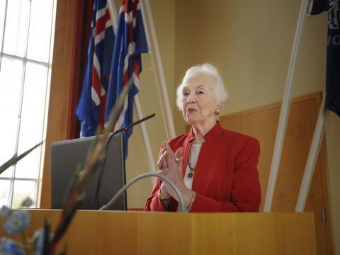 Ingibjörg R. Magnúsdóttir, stofnandi Rannsóknasjóðs sem kenndur er við hana, ávarpar gesti við 40 ára afmæli Hjúkrunarfræðideildar í Hátíðasal Háskóla Íslands.