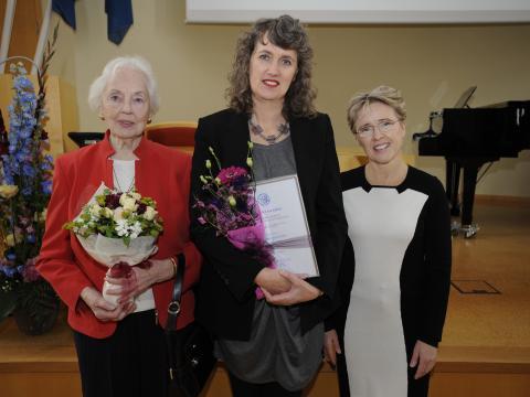 Styrkhafinn Margrét Grétarsdóttir ásamt Ingibjörgu R. Magnúsdóttur stofnanda sjóðsins og Erlu K. Svavarsdóttur, prófessor og formanni stjórnar sjóðsins. Á myndina vantar Kristínu Þórarinsdóttur styrkhafa sem var fjarverandi.