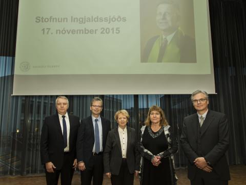 Stjórn hins nýstofnaða sjóðs ásamt rektor og fyrrverandi forseta Íslands. Frá vinstri: Þórður Sverrisson viðskiptafræðingur, Jón Atli Benediktsson, rektor Háskóla Íslands, frú Vigdís Finnbogadóttir, fyrrverandi forseti Íslands, Karólína Eiríksdóttir tónskáld og Runólfur Smári Steinþórsson, prófessor við Viðskiptafræðideild.