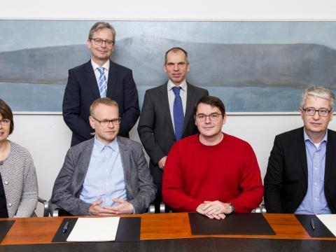 tjórn sjóðsins ásamt rektor og yfirmanni tækniþróunar hjá Ottobock. Fremri röð frá vinstri: Ebba Þóra Hvannberg, Hilmar Bragi Janusson, Bernhard Graimann og Þorvaldur Ingvarsson. Aftari röð frá vinstri: Jón Atli Benediktsson og Hans Dietl. 