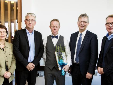 Á myndini eru frá vinstri Vigdís Pétursdóttir læknir og stjórnarmaður, Þorvaldur Ingvasson, læknir og formaður stjórnar, Stefán Ólafsson styrkhafi, Jón Atli Benediktsso, rektor Háskóla Íslands og Magnús Karl Magnússon, forseti Læknadeildar og stjórnarmaður í Sjóði Sigríðar Lárusdóttur.
