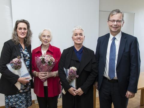 Á myndinni eru styrkahafarnir Margrét Gísladóttir hjúkrunarfræðingur og Jóna Ingibjörg Jónsdóttir hjúkrunarfræðingur ásamt stofnanda sjóðsins Ingibjörgu R. Magnúsdóttur og Jóni Atla Benediktssyni, rektor Háskóla Íslands.