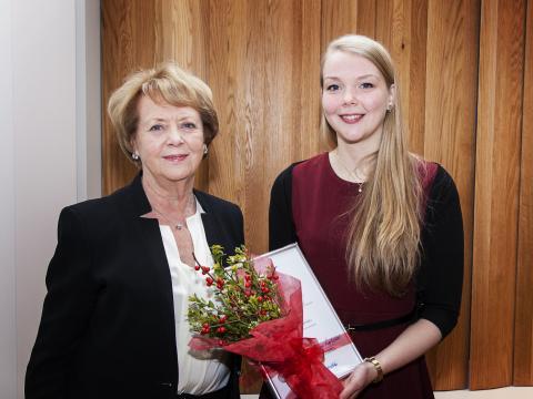 Frú Vigdís Finnbogadóttir með styrkhafanum Herbjörgu Andrésdóttur.