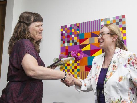 Inga Þórsdóttir forseti Heilbrigðisvísindasviðs afhendir Sigurveigu Pétursdóttur styrkinn
