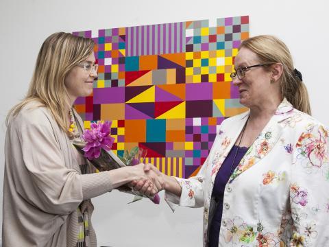 Inga Þórsdóttir forseti Heilbrigðisvísindasviðs afhendir Guðrúnu Lilju Óladóttur styrkinn.