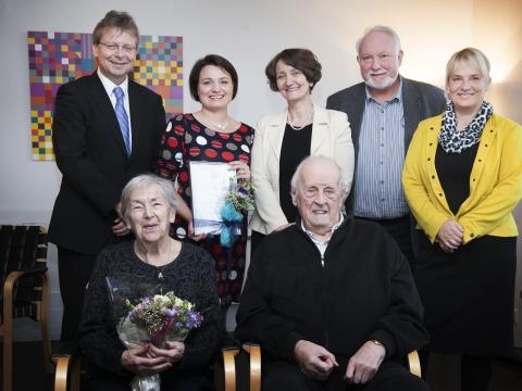 Efri röð frá vinstri: Jón Atli Benediktsson, Eyrún María Rúnarsdóttir styrkþegi, og stjórn Styrktarsjóðs Margaretar og Bents Schevings Thorsteinsonar, þau Brynhildur Flóvenz, Gunnar E. Finnbogason og Hanna Björg Sigurjónsdóttir. Sitjandi eru Margaret og Bent Scheving Thorsteinsson. 