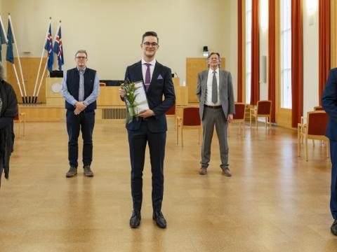 Ísak Valsson tók við viðurkenningunni í Hátíðasal Háskóla Íslands að viðstaddri stjórn sjóðsins og rektor. Frá vinstri: Freyja Hreinsdóttir stjórnarmaður, Sverrir Örn Þorvaldsson stjórnarmaður, Ísak Valsson styrkþegi, Ragnar Sigursson stjórnarmaður og Jón Atli Benediktsson rektor