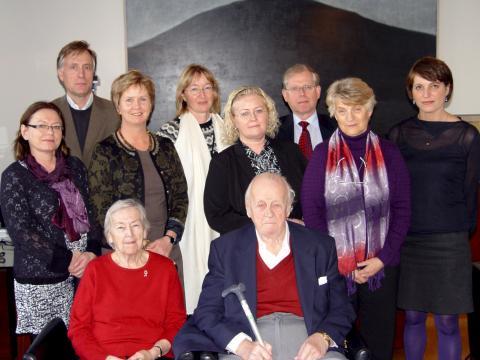 Ljósmynd: Fremri röð: Margaret og Bent Scheving Thorsteinsson. Aftari röð: Jónína Einarsdóttir, deildarforseti Félags- og mannvísindadeildar, Ásgeir Haraldsson, prófessor í Læknadeild, Kristín Ingólfsdóttir rektor HÍ, Elín Soffía Ólafsdóttir, prófessor í Lyfjafræðideild, Guðný Björk Eydal, deildarforseti Félagsfræðideildar, Eiríkur Tómasson, prófessor í Lagadeild, Sigurlína Davíðsdóttir,dósent í uppeldis- og menntunarfæði og Helga Brá Árnadóttir, verkefnastjóri styrktarsjóða og hollvina HÍ.