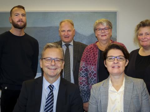 Jón Atli Benediktsson, rektor Háskóla Íslands, og Kolbrún Þ. Pálsdóttir, forseti Menntavísindasviðs, Sigurður Vopni Vatnsdal, formaður sviðsráðs Menntavísindasviðs, Ingólfur Ásgeir Jóhannesson, forseti Deildar menntunar og margbreytileik, Jónína Vala Kristinsdóttir, forseti Deildar kennslu- og menntunarfræði, og Freyja Hreinsdóttir, forseti Deildar faggreinakennslu. 