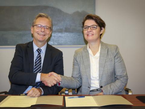 Jón Atli Benediktsson og Kolbrún Pálsdóttir takast í hendur við stofnun sjóðsins.