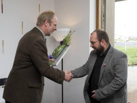 Vilhelm Vilhelmsson, meistaranemi í sagnfræði, tekur við styrknum úr hendi Ástráðs Eysteinssonar, forseta Hugvísindasviðs