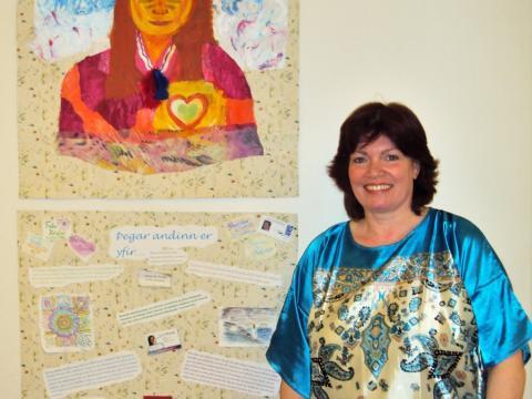Melkorka Edda Freysteinsdóttir við verk sitt.