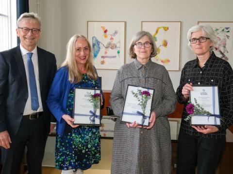 Styrkþegar og fulltrúar þeirra ásamt rektor við úthlutun styrkjanna á rektorsskrifstofu. Frá vinstri: Jón Atli Benediktsson, Guðrún Björk Guðsteinsdóttir, Birna Bjarnadóttir og Ásdís Rósa Magnúsdóttir.