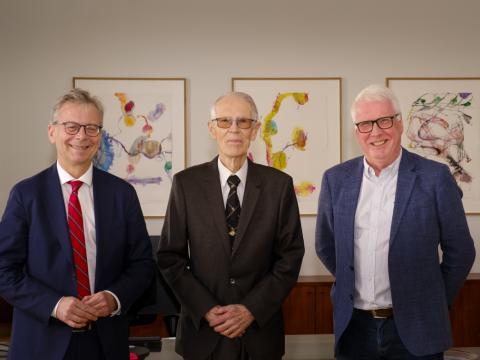ón Atli Benediktsson, Þorsteinn Sæmundsson og Gunnlaugur Björnsson við afhendingu styrksins.