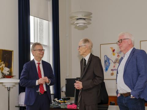 Undanfarin sextíu ár, eða um þriðjung af útgáfutíma almanaksins, hefur dr. Þorsteinn Sæmundsson annast útreikning og ritstjórn þess. Þorsteinn lætur nú af störfum og Gunnlaugur tekur við umsjón Almanaksins. Þeir hittu Jón Atla Benediktsson, rektor Háskóla Íslands, fyrr í vikunni þar sem styrkurinn var afhentur.