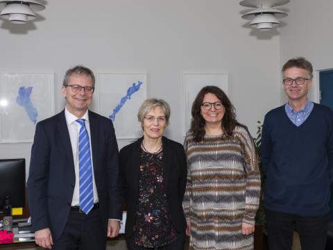 tjórn hins nýja sjóðs ásamt rektor við undirritun stofnskrár. Frá vinstri: Jón Atli Benediktsson, Guðbjörg Linda Rafnsdóttir, Guðlaug Þóra Kristjánsdóttir og Guðmundur R. Jónsson.