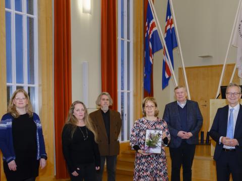 Fulltrúar verkefnisins Mannréttindi, fjölmenning og trú á tímum loftslagsbreytinga ásamt fulltrúum í stjórn Starfssjóðs Guðfræðistofnunar og rektor við afhendingu styrksins í Hátíðasal fyrr í vikunni. Frá vinstri: Sigríður Guðmarsdóttir, Gubjörg Andrea Jónsdóttir, Hjalti Hugason, Sólveig Anna Bóasdóttir, Gunnlaugur A. Jónsson og Jón Atli Benediktsson.