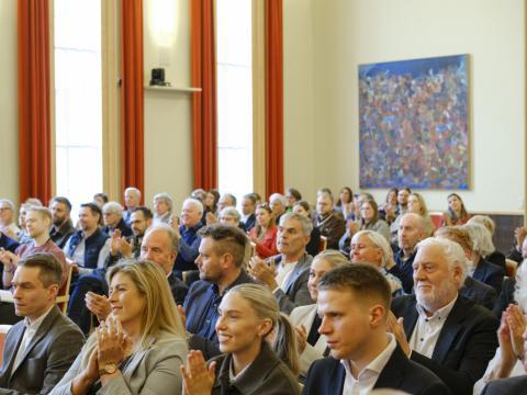 Bekkurinn var þétt skipaður í Hátíðasal á hátíðarmálþinginu til minningar um Þorstein Inga. 
