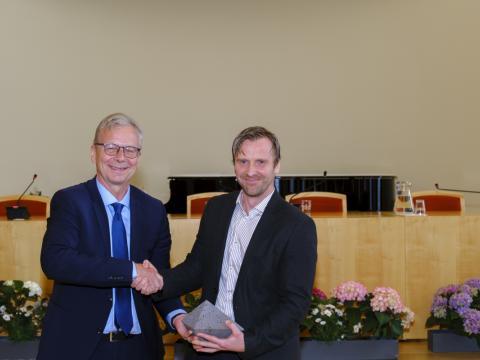 Verðlaunahafi Dr. Árni Sigurður Ingason framkvstj. Grein Research, ásamtGuðrúnu Pétursdóttur, stjórnarmanni, Jóni Atla Benediktssyni, rektor Háskóla Íslands, Bergþóru Ketilsdóttur, stofnanda sjóðsins og björnum og fjölskyldu Þorsteins Inga. 