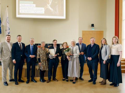 Dr. Árni Sigurður Ingason, framkvæmdastjóri hjá Grein Research tók við viðurkenningunni úr hendi Jóns Atla Benediktssonar, rektors Háskóla Íslands, á hátíðarmálþingi sem haldið var á vegum háskólans til minningar um Þorstein Inga þann 4. júní. 