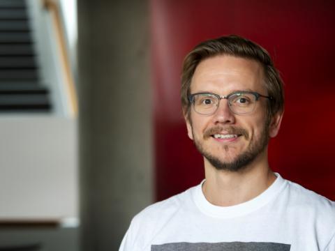Gústav Adolf B Sigurbjörnsson, doktorsnemi í heimspeki við Sagnfræði- og heimspekideild Háskóla Íslands, hefur hlotið viðurkenningu úr Heimspekisjóði Brynjólfs Bjarnasonar til rannsókna á eðli samskiptaerfiðleika, sérstaklega þeim sem eiga sér stað milli ólíkra samfélaghópa og því óréttlæti sem af slíku getur hlotist þegar valdastaða þeirra er ójöfn.