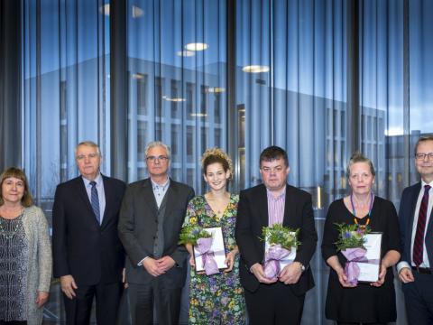 Fulltrúar styrkahafa við úthlutun.Frá vinstri: Karólína Eiríksdóttir tónskáld, Þórður Sverrisson viðskiptafræðingur, Runólfur Smári Steinþórsson prófessor, Melkorka María Guðmundsdóttir, sem tók við styrknum fyrir hönd systur sinnar, Hrafnhildar Mörtu Guðmundsdóttur, Þórdís Ingólfsdóttir, sem tók við styrknum fyrir hönd dóttur sinnar, Snæbjargar Guðmundu Gunnarsdóttur, Snorri Sigurðsson, sem tók við styrk fyrir hönd dóttur sinnar, Þóreyjar Örnu Snorradóttur, og Jón Atli Benediktsson, rektor Háskóla Íslands.