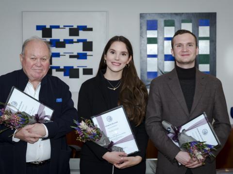 Styrkhafar og fulltrúar þeirra við úthlutun styrkjanna á rektorsskrifstofu á dögunum. Frá vinstri: Örnólfur Árnason, sem tók við styrk fyrir hönd barnabarns síns, Örnólfs Eldons Þórssonar, Álfheiður Erla Guðmundsdóttir og Steinar Logi Helgason. 