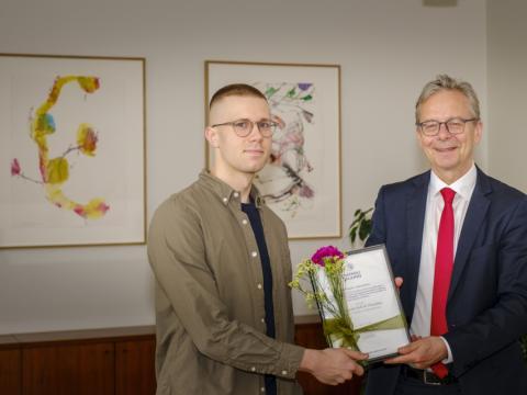 Bergmundur Bolli H. Thoroddsen, þriðja árs nemi í læknisfræði, tekur við styrknum úr hendi Jóns Atla Benediktssonar, rektors Háskóla Íslands.