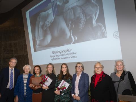 Frá úthlutun styrkjanna á ráðstefnunni Í fararbroddi: Rannsóknir í hjúkrunar- og ljósmóðurfræði á dögunum. Á myndinni má sjá styrkþega, stjórn sjóðsins, rektor HÍ og þær Ingibjörgu R. Magnúsdóttur, fyrrverandi námsbrautarstjóra við Hjúkrunarfræðideild, og Mörgu Thome, prófessor emeritu í hjúkrunarfræði. 