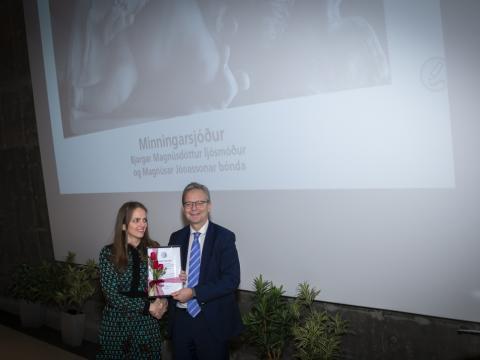 Emma Marie Swift tók við tveimur styrkjum úr hendi Jóns Atla Benediktssonar, rektors Háskóla Íslands.