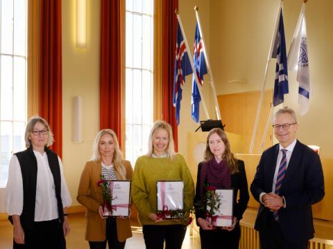 Styrkþegar og fulltrúar þeirra ásamt stjórnarmanni í sjóðnum og rektor. Frá vinstri: Elín Soffía Ólafsdóttir, prófessor í lyfjafræði og stjórnarmaður, Sigrún Helga Holm, sem tók við styrk fyrir hönd systur sinnar, Kristrúnar Ýrar, Freyja Jónsdóttir, Oddný Björgvinsdóttir og Jón Atli Benediktsson, rektor Háskóla Íslands. 