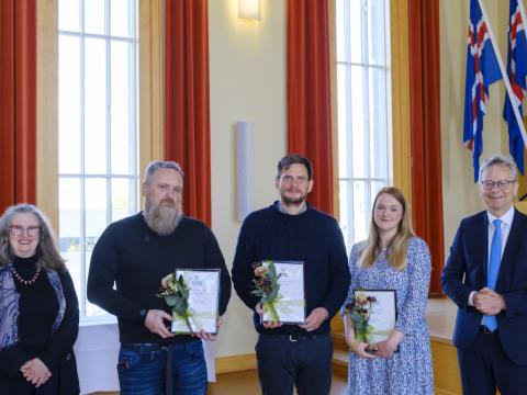 Styrkþegar og fulltrúar þeirra ásamt rektor og forseta Hugvísindasviðs.