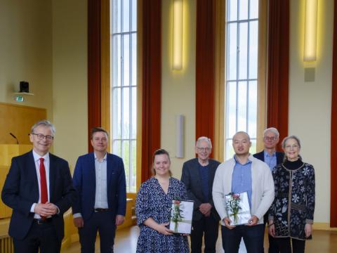 Frá vinstri: Sigurður S. Snorrason, prófessor við Líf- og umhverfisvísindadeild og stjórnarmaður, Jón Atli Benediktsson, rektor Háskóla Íslands, Einar Örn Sveinbjörnsson, prófessor við Raunvísindadeild og stjórnarmaður, Erna Ósk Arnardóttir styrkhafi, Ágúst Kvaran, leiðbeinandi Mengxu Jiangs, Mengxu Jiang styrkhafi, Sigurður Magnús Garðarsson, forseti Verkfræði- og náttúruvísindasviðs, Árný Erla Sveinbjörnsdóttir, vísindamaður við Jarðvísindastofnun og stjórnarmaður og Helga Brá Árnadóttir, verkefnisstjóri.