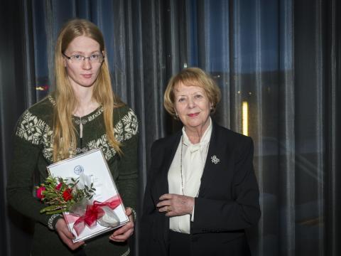 Þjóðbjörg Eiríksdóttir ásamt frú Vigdísi Finnbogadóttur við afhendingu styrksins á Háskólatorg.