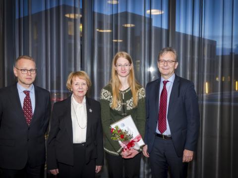 Þjóðbjörg Eiríksdóttir verðlaunahafi ásamt Vigdísi Finnbogadóttur, Jóni Atla Benediktssyni, rektor Háskóla Íslands, og Hilmari Braga Janussyni, forseta Verkfræði- og náttúruvísindasviðs.