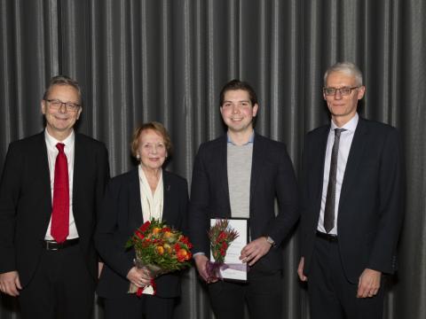 Daníel Þór Guðmundsson verðlaunahafi ásamt þeim Vigdísi Finnbogadóttur, fyrrverandi forseta Íslands, Jóni Atla Benediktssyni, rektor Háskóla Íslands, og Sigurði Magnúsi Garðarssyni, forseta Verkfræði- og náttúruvísindasviðs Háskóla Íslands.