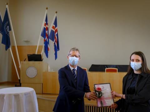 Kristbjörg Anna Þórarinsdóttir tekur við styrknum úr hendi rektors. 