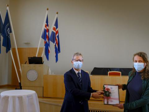 Susanne Claudia Möckel tekur við styrknum úr hendi rektors.