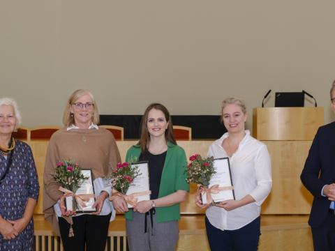 Styrkþegar ásamt formanni stjórnar sjóðsins og rektor. Frá vinstri: Ólöf Ásta Ólafsdóttir, formaður stjórnar, Valgerður Lísa Sigurðardóttir, Embla Ýr Guðmundsdóttir, Emma Marie Swift og Jón Atli Benediktsson.