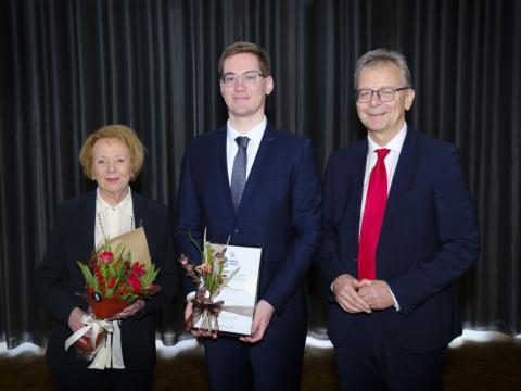 Vigdís Finnbogadóttir, Magnús Gunnar Gunnlaugsson og Jón Atli Benediktsson við afhendingu styrksins.